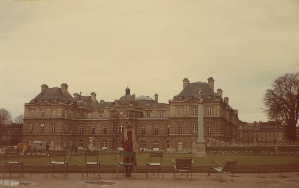 Anissa in the jardin du Luxembourg next to the Senat.